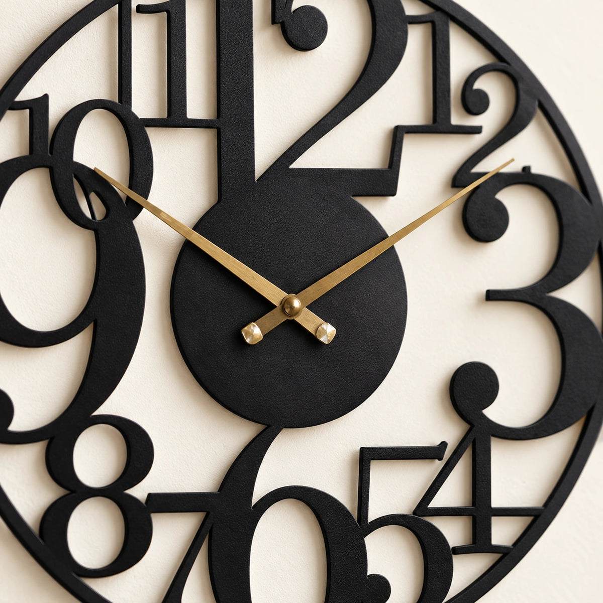 Horloge murale circulaire en métal — 60 cm — vue rapprochée