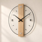 Horloge murale design en bois — vue de trois quarts