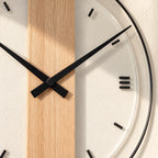 Horloge murale design en bois — vue rapprochée