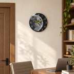 Horloge murale effet miroir lune — 40 cm — mise en situation à échelle corrigée