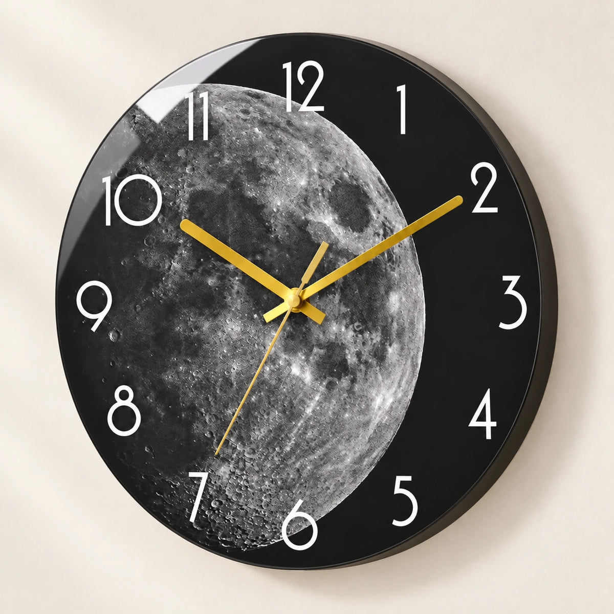 Horloge murale effet miroir lune — 40 cm — vue de trois quarts