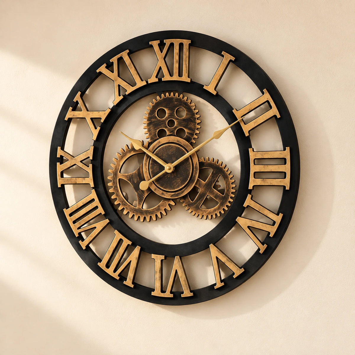 Horloge murale vintage à décor engrenages — vue de trois quarts