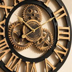 Horloge murale vintage à décor engrenages — vue rapprochée