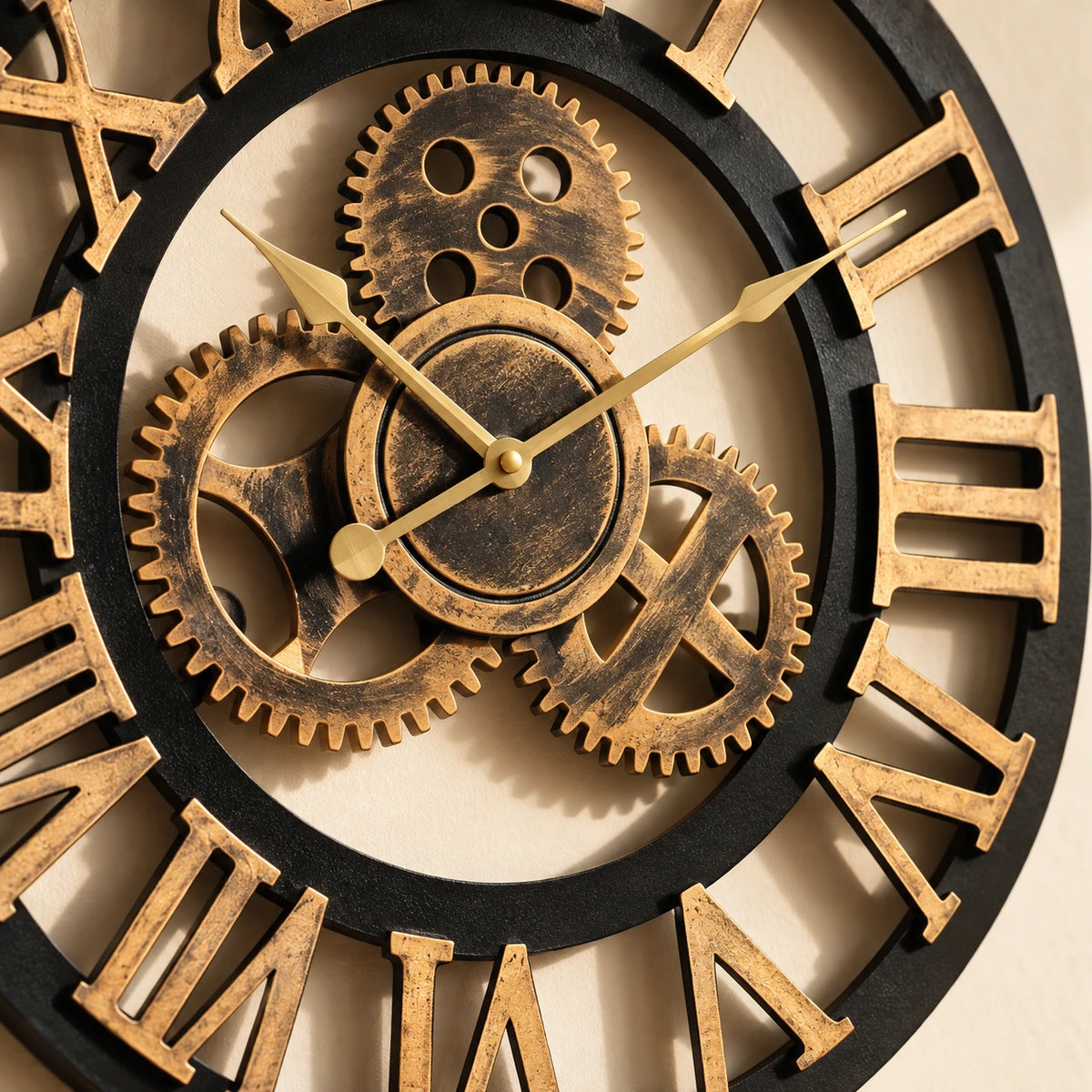 Horloge murale vintage à décor engrenages — vue rapprochée