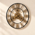 Horloge murale industrielle à engrenages métalliques — vue de trois quarts