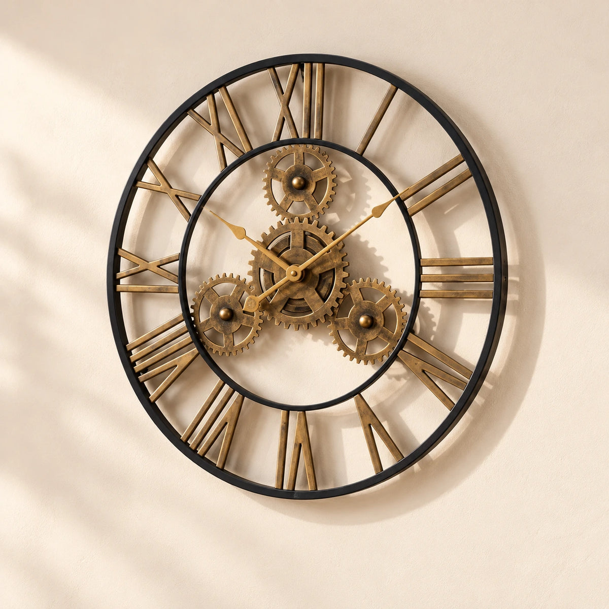Horloge murale industrielle à engrenages métalliques — vue de trois quarts