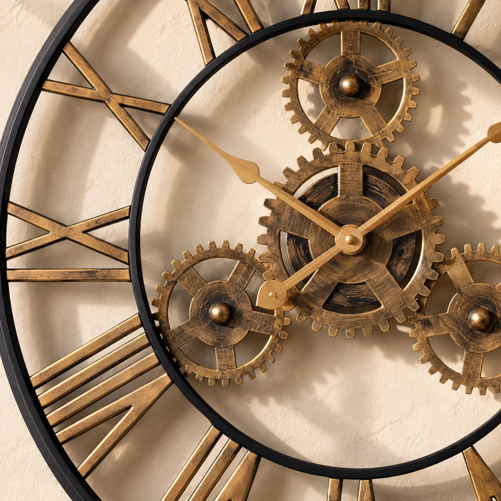 Horloge murale industrielle à engrenages métalliques — vue rapprochée