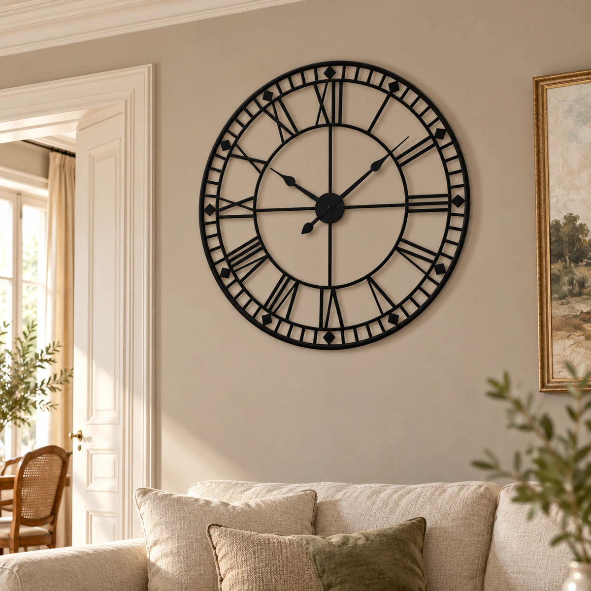 Horloge murale géante à chiffres romains — 80 cm — mise en situation
