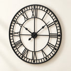 Horloge murale géante à chiffres romains — 80 cm — vue de trois quarts