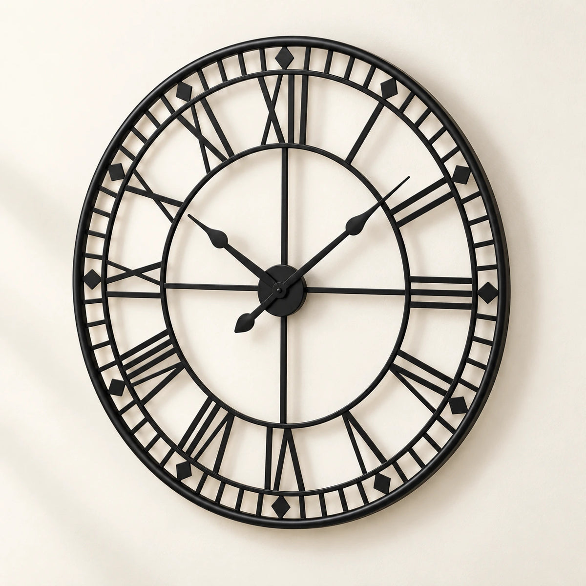 Horloge murale géante à chiffres romains — 80 cm — vue de trois quarts