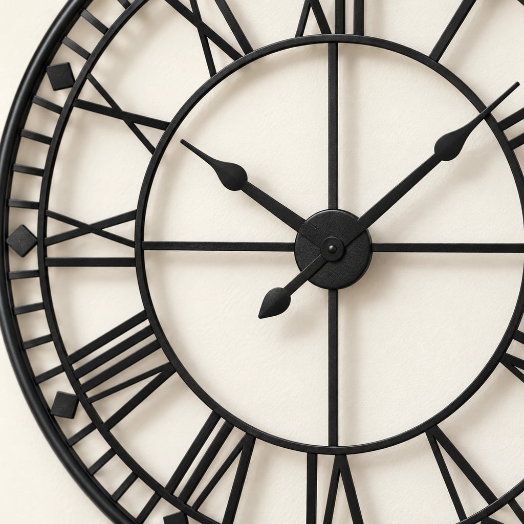 Horloge murale géante à chiffres romains — 80 cm — vue rapprochée