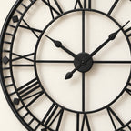 Horloge murale géante à chiffres romains — 80 cm — vue rapprochée