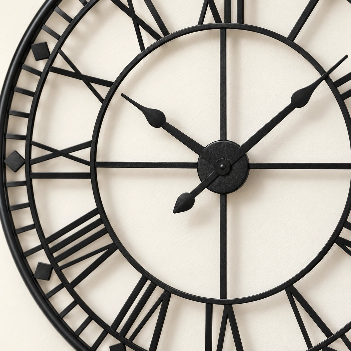 Horloge murale géante à chiffres romains — 80 cm — vue rapprochée
