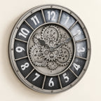 Horloge murale industrielle à décor engrenages — vue de trois quarts
