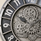 Horloge murale industrielle à décor engrenages — vue rapprochée