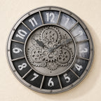 Horloge murale industrielle à décor engrenages — vue rapprochée sur mur