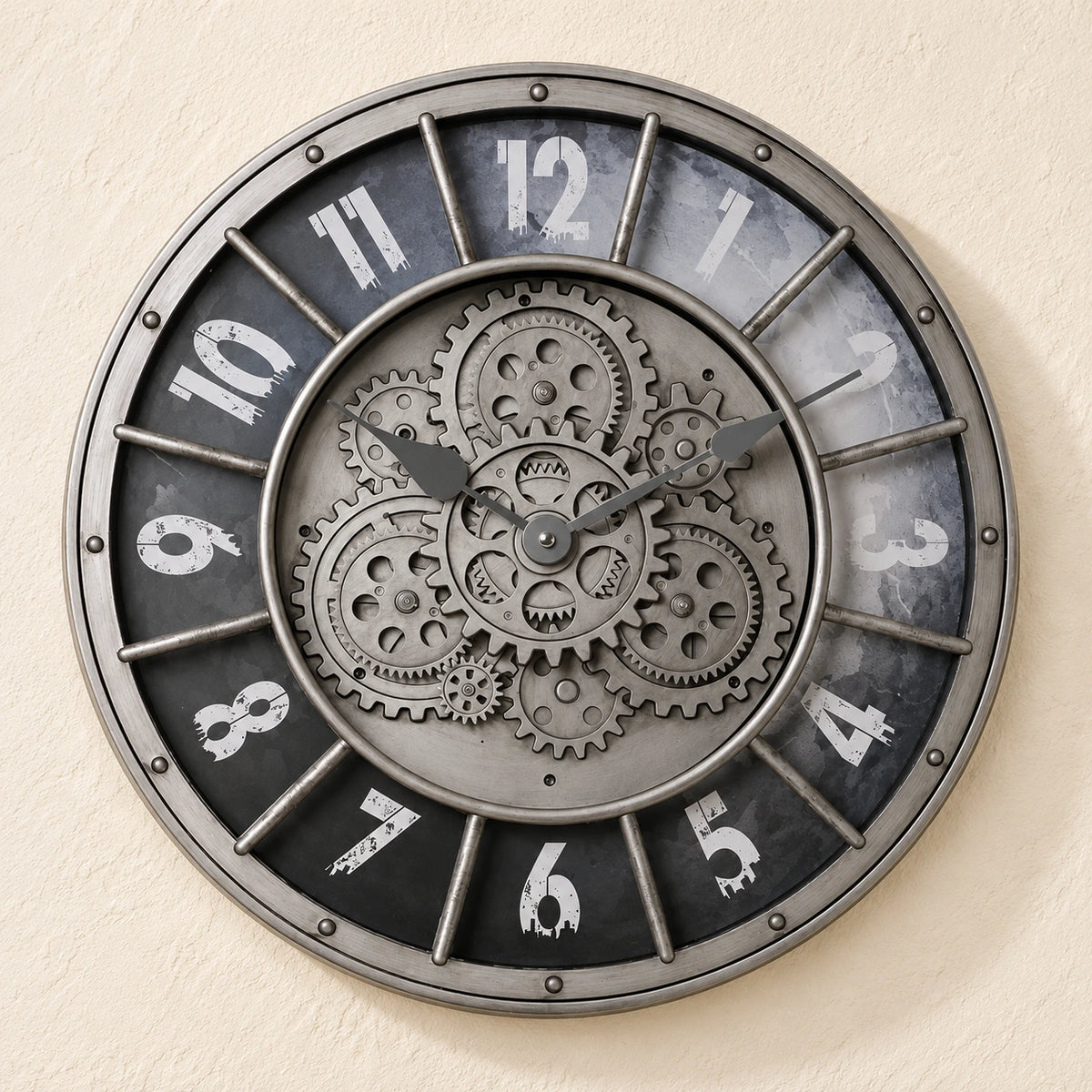 Horloge murale industrielle à décor engrenages — vue rapprochée sur mur