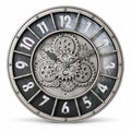 Horloge murale industrielle à décor engrenages — vue studio