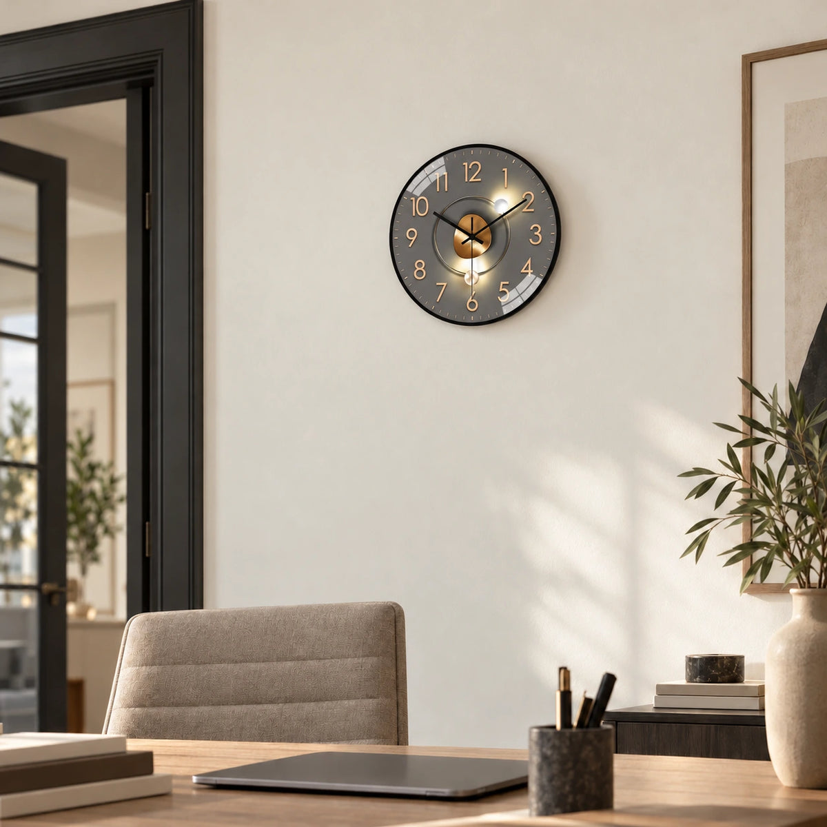 Horloge murale graphique en verre et plastique — mise en situation à échelle corrigée
