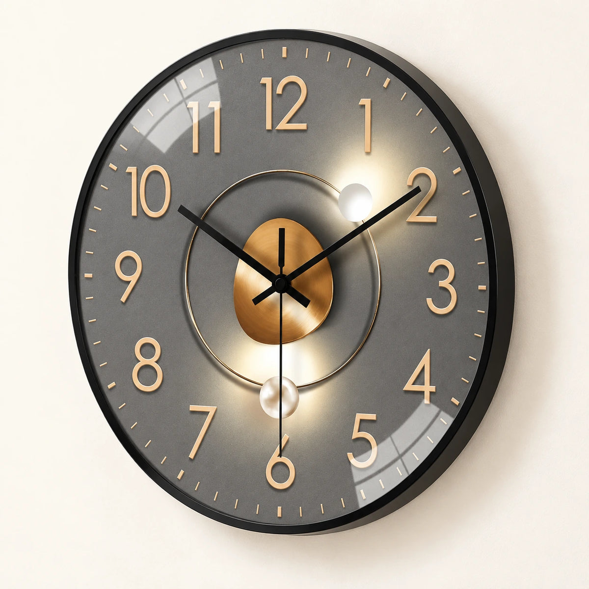 Horloge murale graphique en verre et plastique — vue de trois quarts