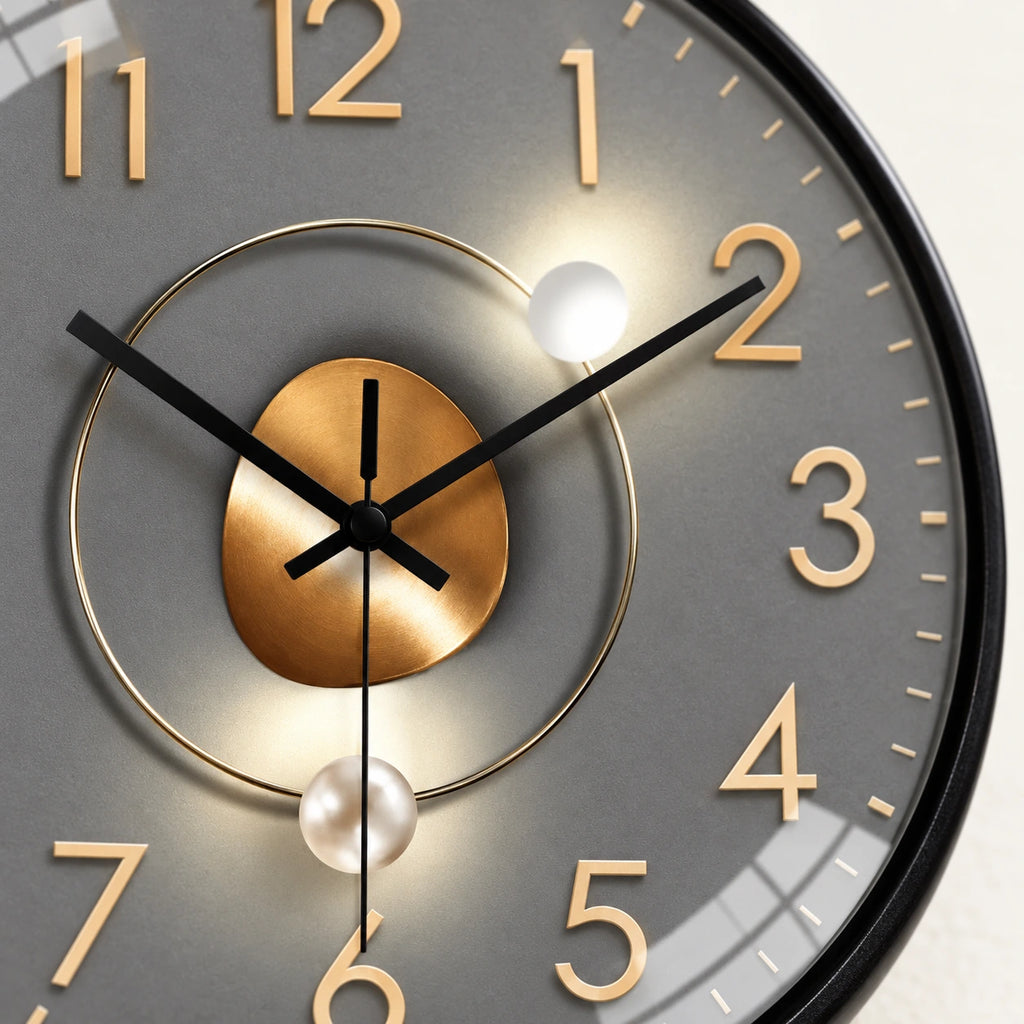 Horloge murale graphique en verre et plastique — vue rapprochée