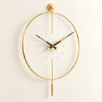 Horloge murale minimaliste avec pendule — 70 cm — vue de trois quarts