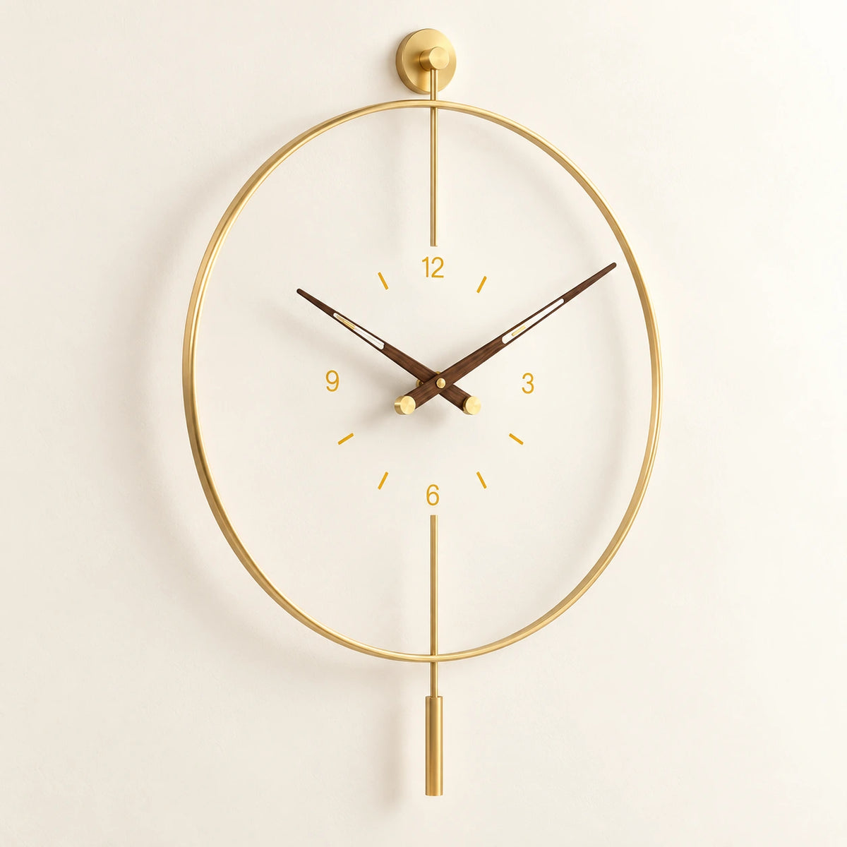 Horloge murale minimaliste avec pendule — 70 cm — vue de trois quarts