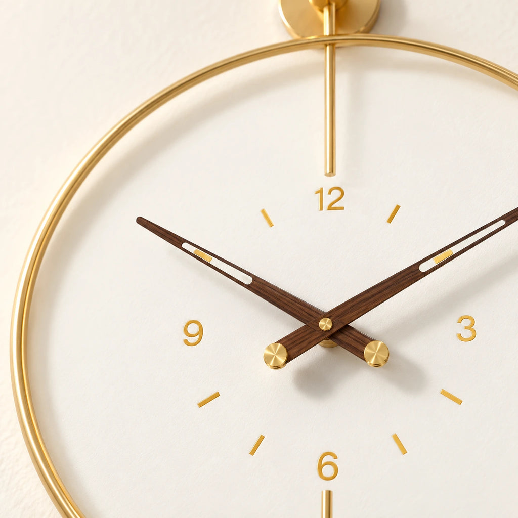 Horloge murale minimaliste avec pendule — 70 cm — vue rapprochée