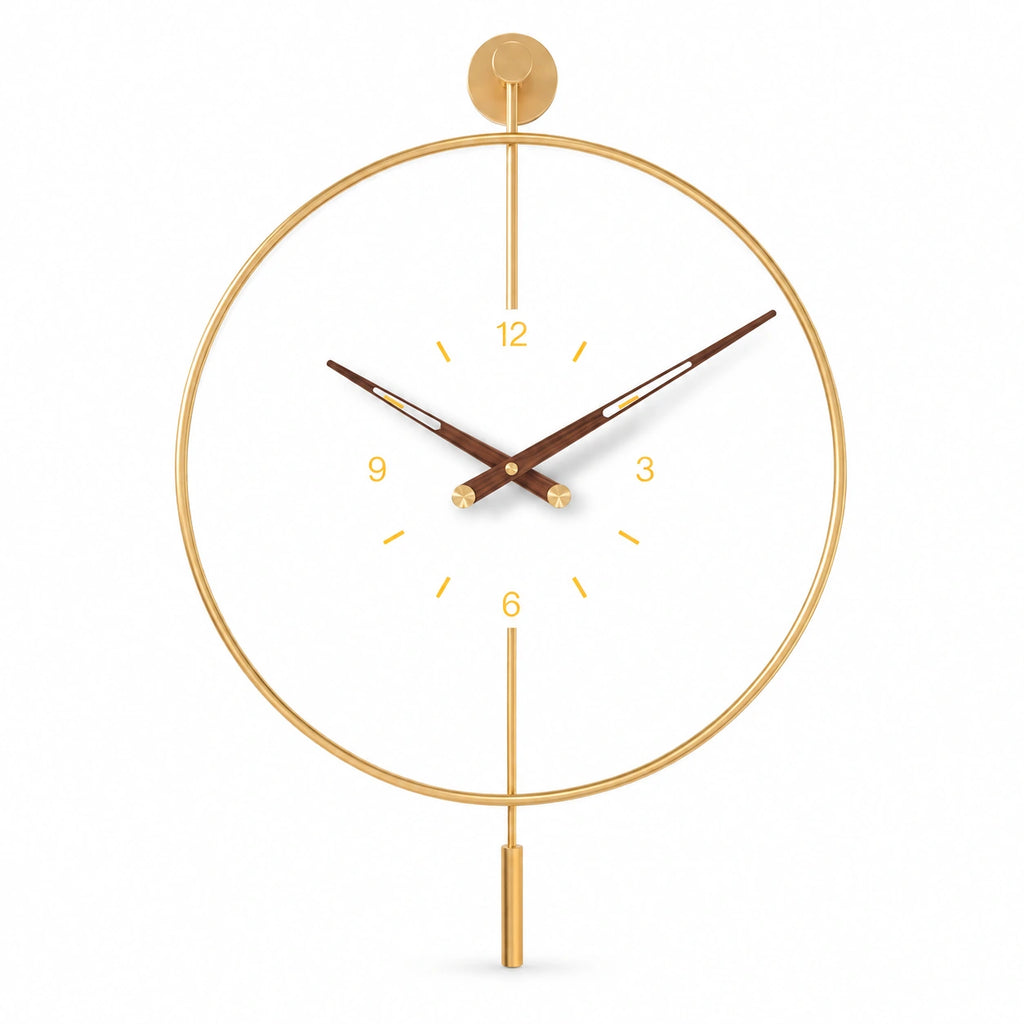 Horloge dorée avec pendule — vue studio