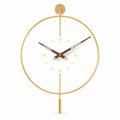 Horloge dorée avec pendule — vue studio