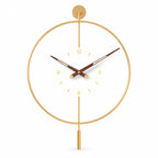 Horloge dorée avec pendule — vue studio