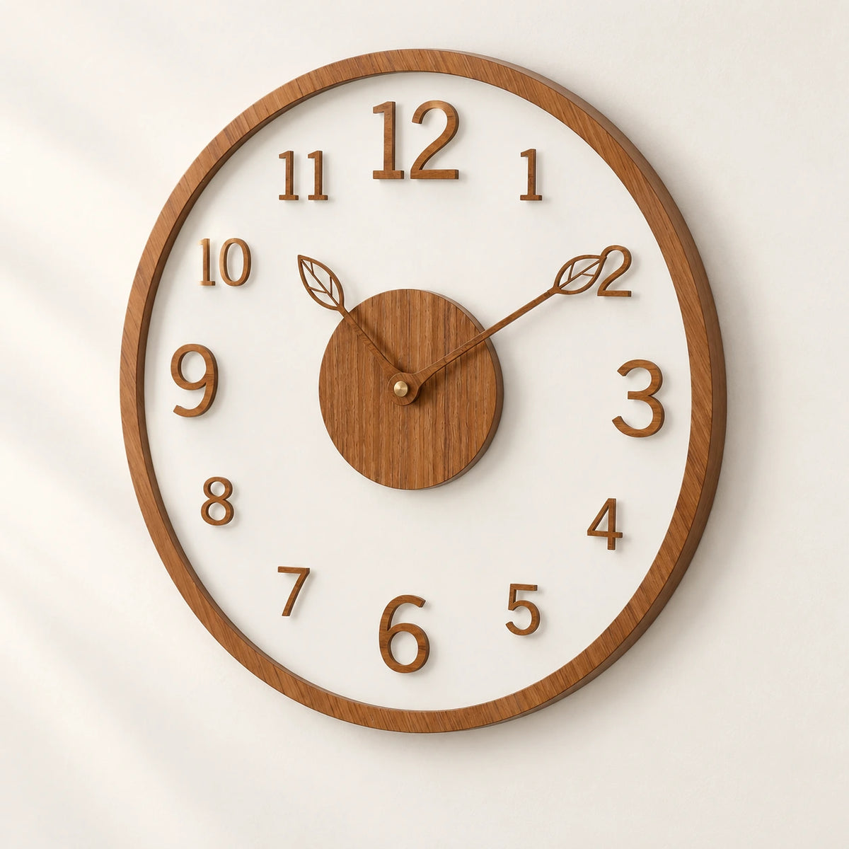 Horloge murale minimaliste effet bois — 30 cm — vue de trois quarts