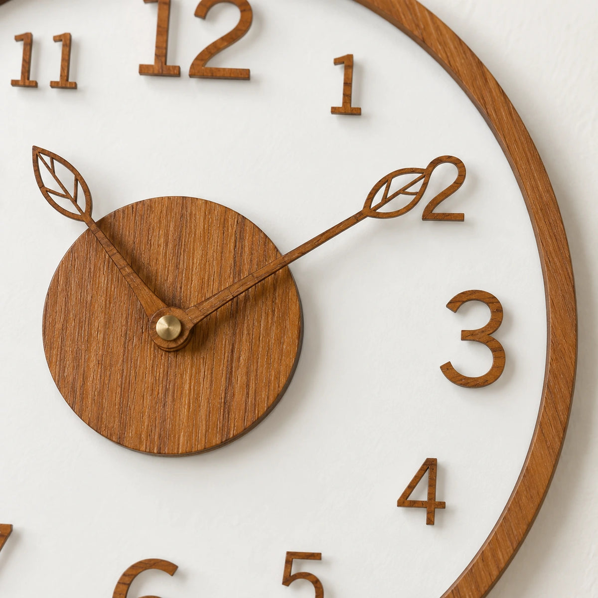Horloge murale minimaliste effet bois — 30 cm — vue rapprochée
