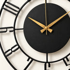 Horloge murale moderne en bois noir — vue rapprochée