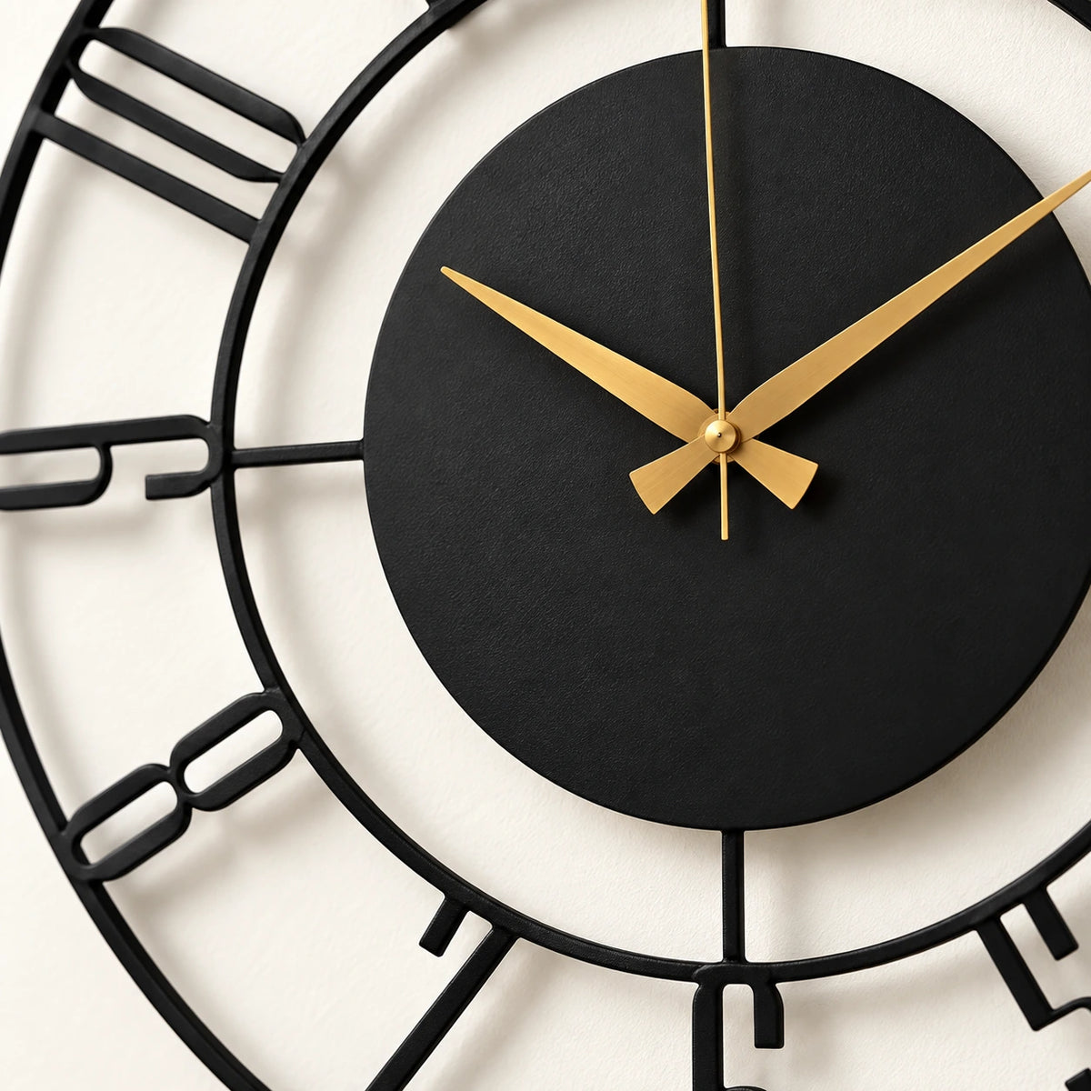 Horloge murale moderne en bois noir — vue rapprochée