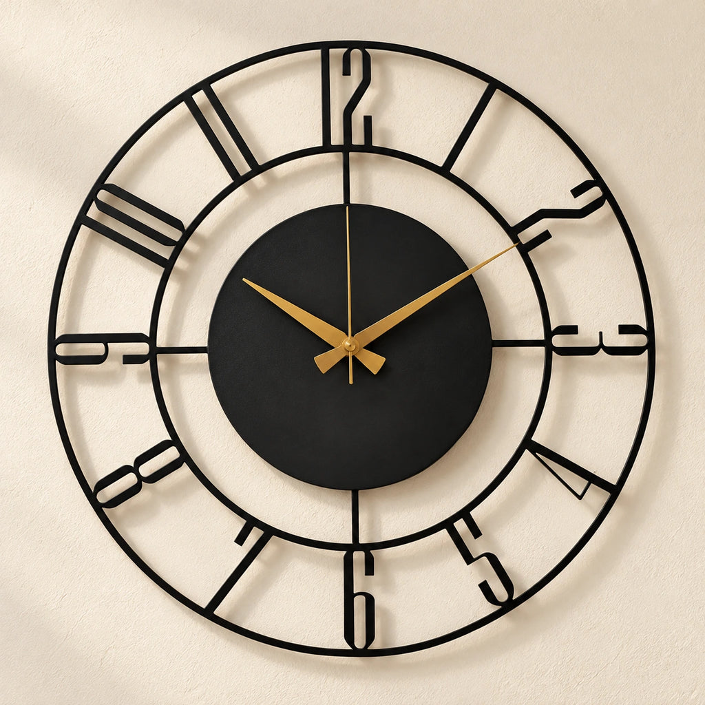 Horloge murale moderne en bois noir — vue rapprochée sur mur