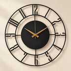 Horloge murale moderne en bois noir — vue rapprochée sur mur