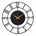 Horloge noire à aiguilles dorées — vue studio