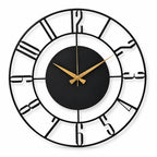 Horloge noire à aiguilles dorées — vue studio