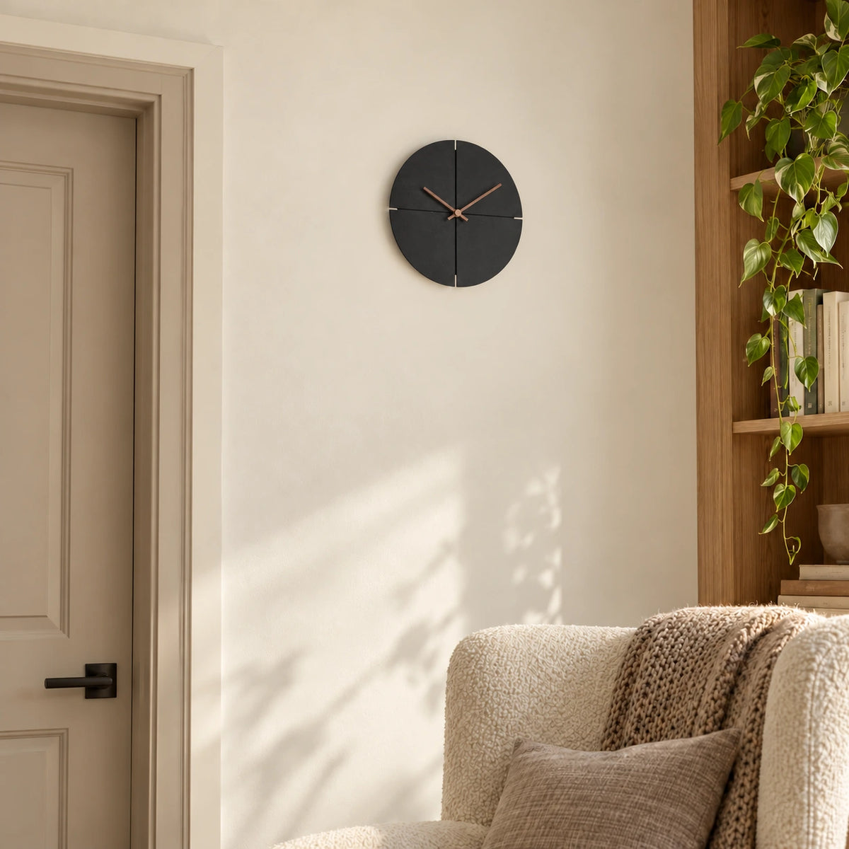 Horloge murale scandinave noire en bois — 28 cm — mise en situation à échelle corrigée