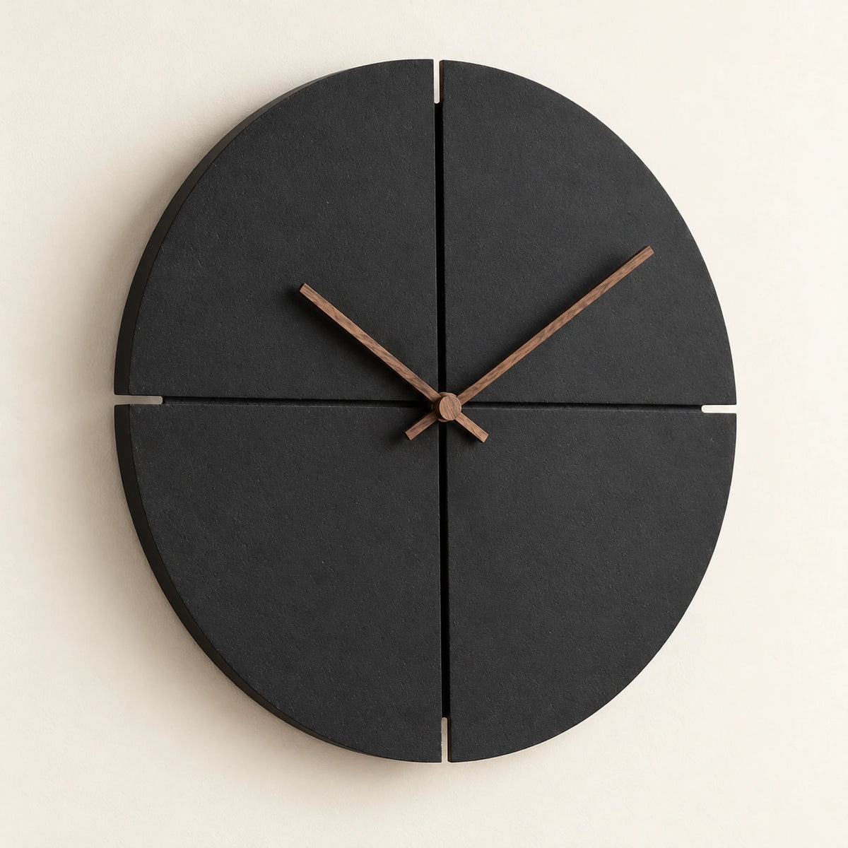 Horloge murale scandinave noire en bois — 28 cm — vue de trois quarts