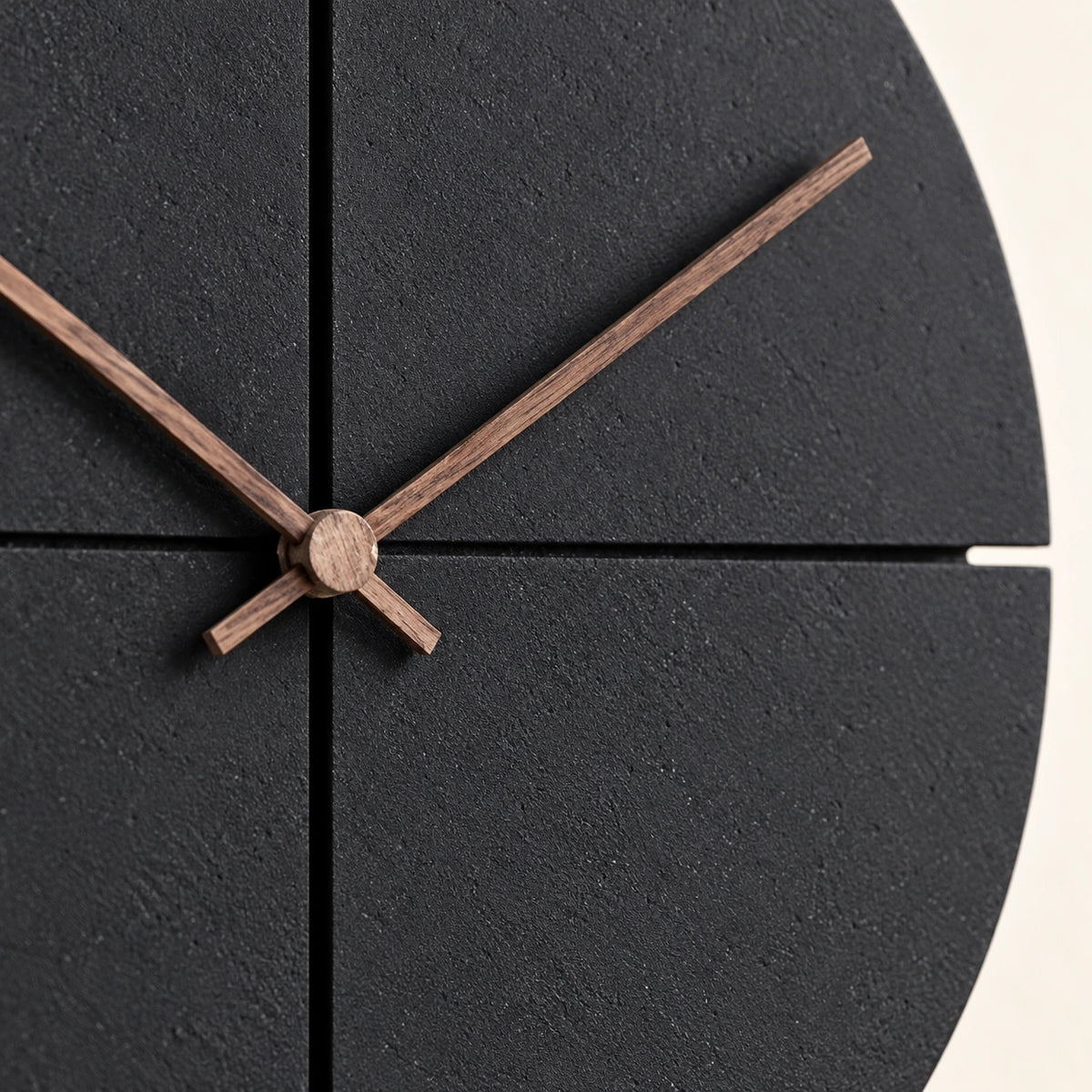 Horloge murale scandinave noire en bois — 28 cm — vue rapprochée