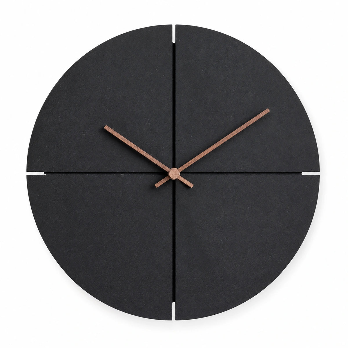 Horloge murale scandinave noire en bois — 28 cm — vue studio