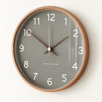 Horloge murale nordique en bois — vue de trois quarts