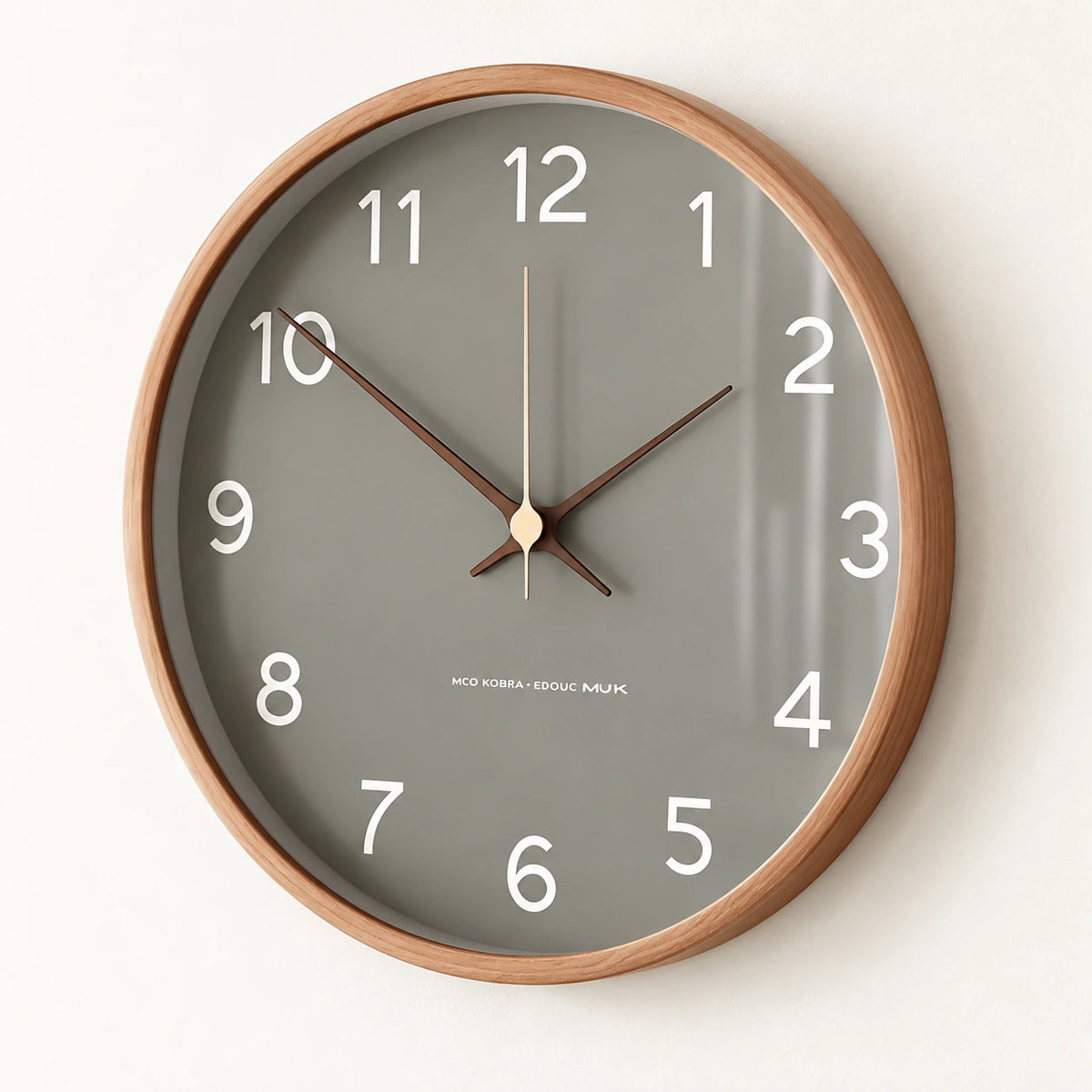 Horloge murale nordique en bois — vue de trois quarts