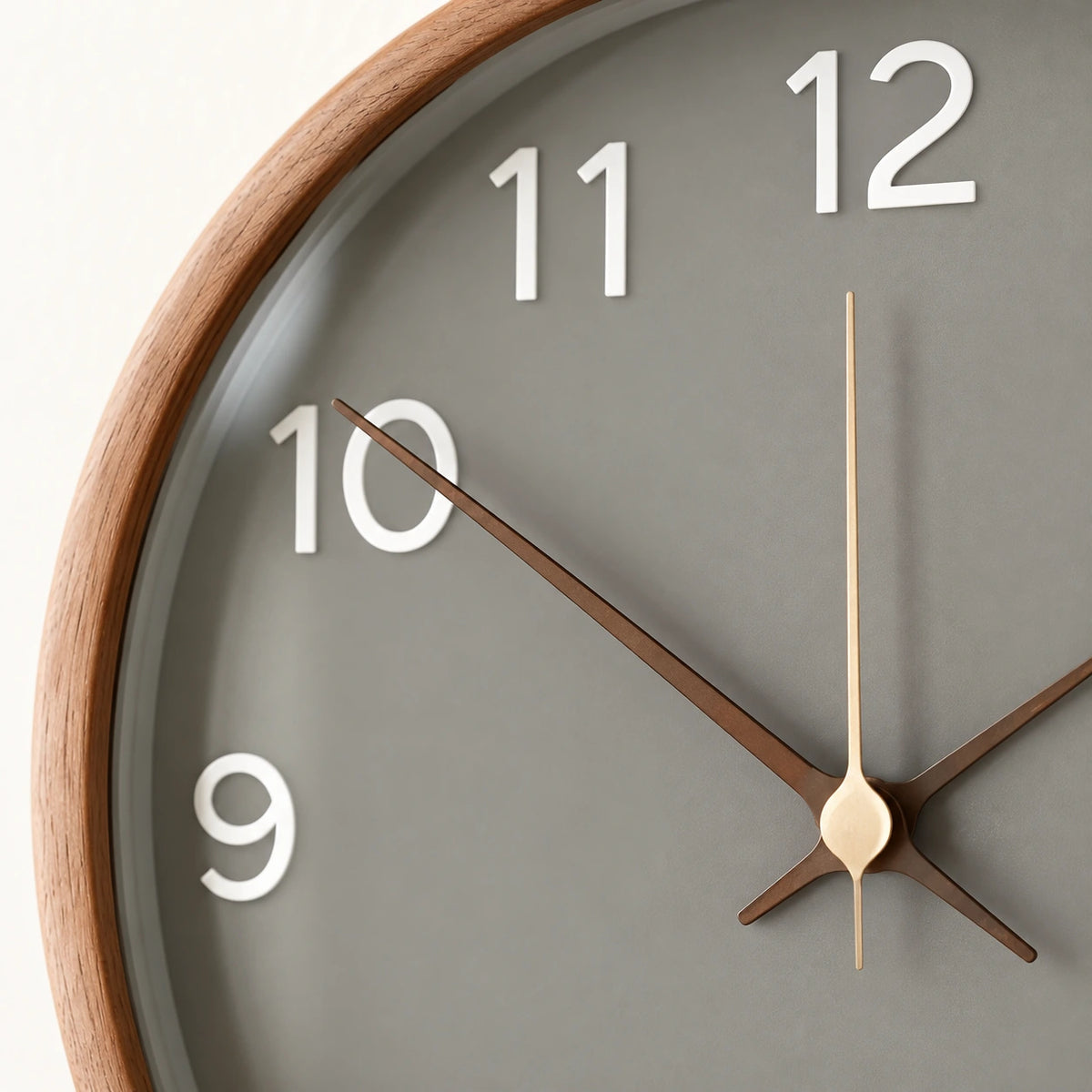 Horloge murale nordique en bois — vue rapprochée