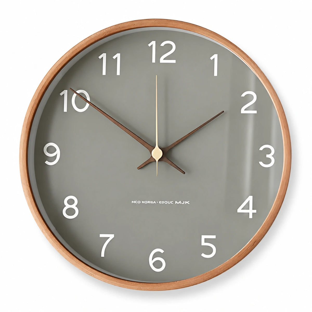 Horloge murale nordique en bois — vue studio