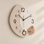 Horloge murale originale à formes organiques — vue de trois quarts