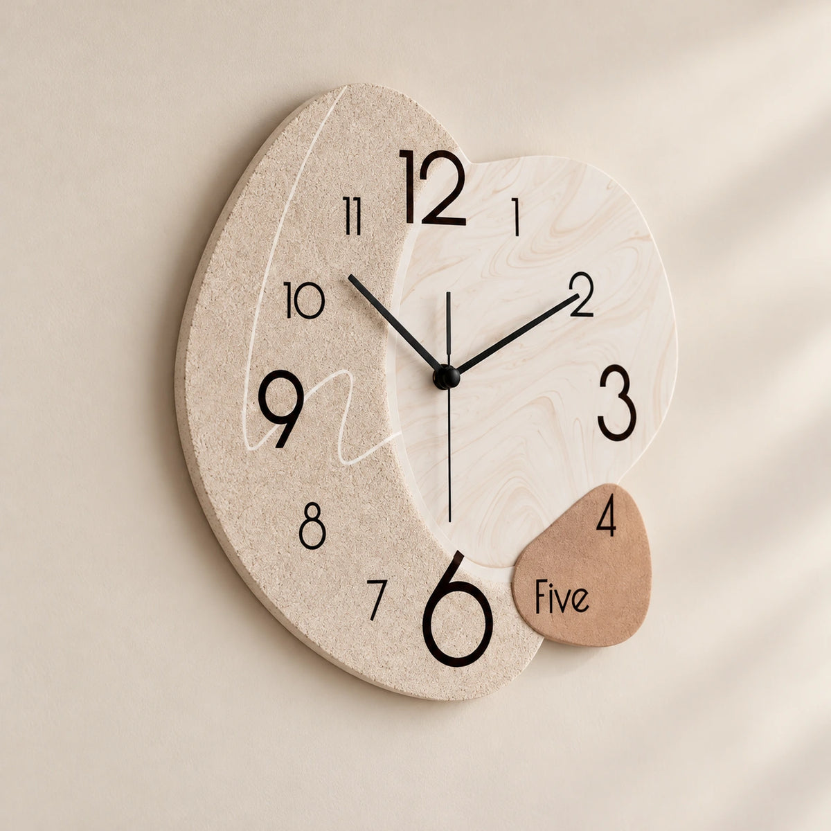 Horloge murale originale à formes organiques — vue de trois quarts