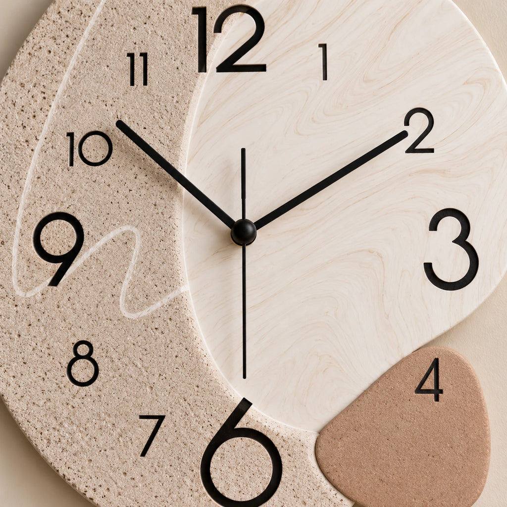 Horloge murale originale à formes organiques — vue rapprochée